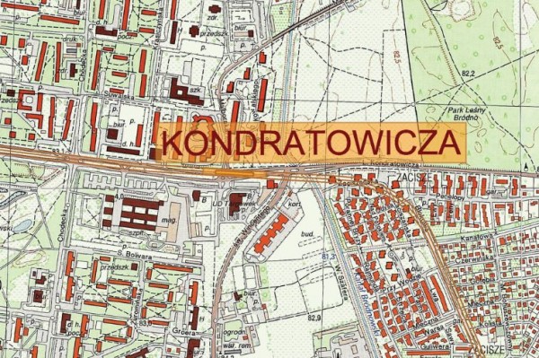 Stacja Kondratowicza miała biec równolegle pod ulicą. W tej wersji tunele przecinają mostek (dokładnie pod literą A)