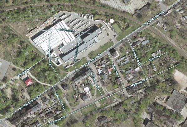     Przedwojenna siatka ulic na współczensym zdjęciu satelitarnym. widać ulice Poniewieską i Zachodnią