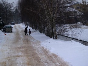 Ul. Rzewińska w czasach, gdy nie było latarni, ale za to był śnieg /fot. targowek.info