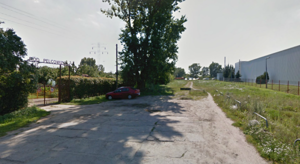 Tak to miejsce wyglądało latem. Droga kończy się przy wjeździe na działki / fot. Google Street View
