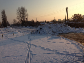 Góra śniegu na środku ul. Inowłodzkiej / fot. przysłał Arutr