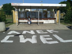 Przystanek autobusowy na Targówku - tuż obok szkoły podstawowej i patriotycznego graffiti o Powstaniu Warszawskim/ fot. targowek.info