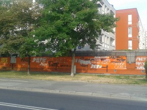 To zdjęcie bloku na Myszkowskiej pochodzi sprzed kilku dni. Budynek właśnie został odmalowany - po raz drugi w tym roku /fot. targowek.info