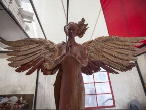Rzeźba Anioła jeszcze przed złoceniem /fot. Muzeum sztuki Nowoczesnej