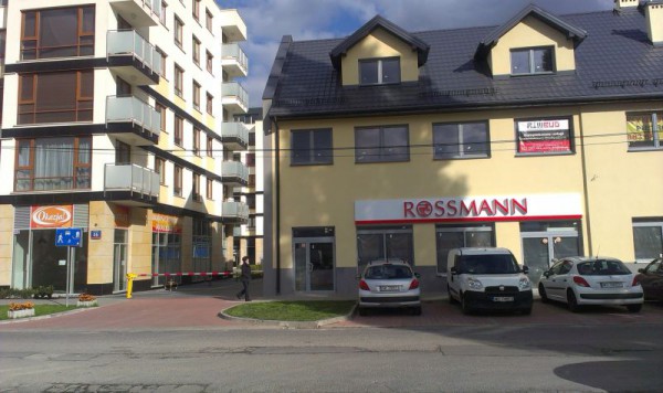 Sklep Rossmanna powstanie w nowym budynku przy Dalanowskiej. W mieszkalnym budynku po lewej stronie na parterze do wynajęcia jest duży lokal po sklepie z ubraniami / fot. targowek.info