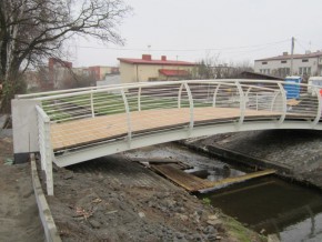 Budowa mostku u zbiegu Drapińskiej z Błędowską w wakacje poprzedniego roku / fot. targowek.info