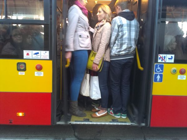 Trudno wcisnąć się do autobusu m.in. na przystanku na Trockiej