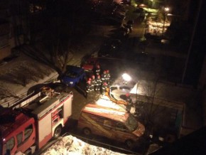 Na zdjęciu widać samochody zaarkowane na chodniku na Janinówce / fot od czytelnika Macieja