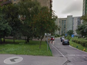 Malborska 8 - samochody parkują na chodniku między blokami. Z drugiej strony szkoda pięknej zieleni, która oddziela blok od ulicy / fot. Google