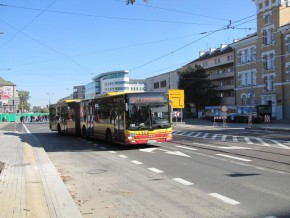 Autobus 527 na rozkopanym placu Wileńskim /fot. ZTM
