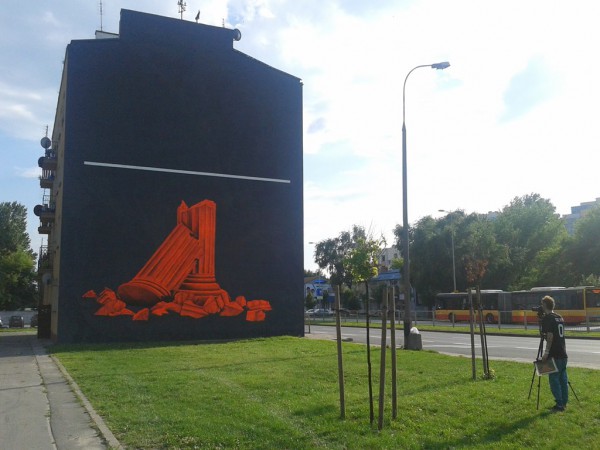Nowy mural na Radzymińskiej. Członek grupy Cyrcle (z prawej) robi jeszcze pamiątkowe zdjęcia.