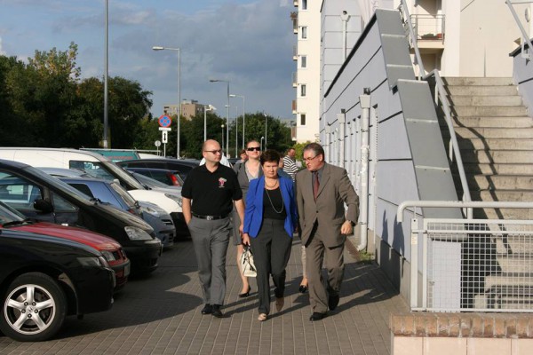 Hanna Gronkiewicz-Waltz i burmistrz Grzegorz Zawistowski przed blokiem na Bródnie / fot. Urząd Dzielnicy Targówek