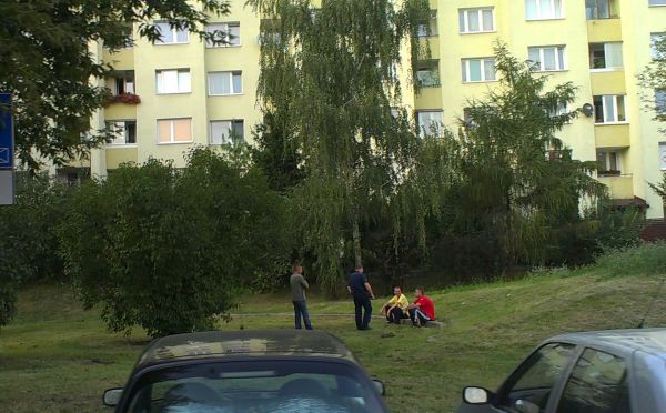 Policjant zaczyna interwencję. Za chwilę kazał  podnosić koszulki do góry, żeby sprawdzić czy panowie nie chowają butelek / fot. targowek.info