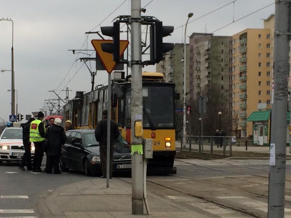 Wypadek tramwaju i samochodu na Bródnie /fot. czytelnik targowek.info