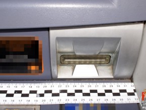 Nakładka na bankomat przygotowana przez złodziei / fot. archiwum policji