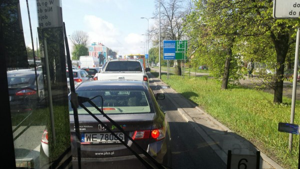 Buspas widziany ze stojącego w korku autobusu /fot. targowek.info