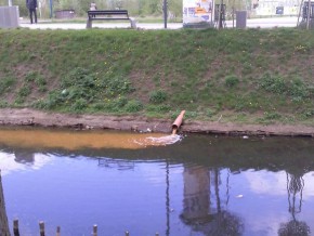 Spust brudnej wody do Kanału Bródnowskiego / foto Andrzej Kasprzyk na Facebooku
