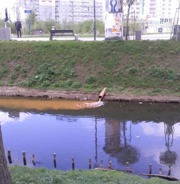 Spust brudnej wody do Kanału Bródnowskiego / foto Andrzej Kasprzyk na Facebooku