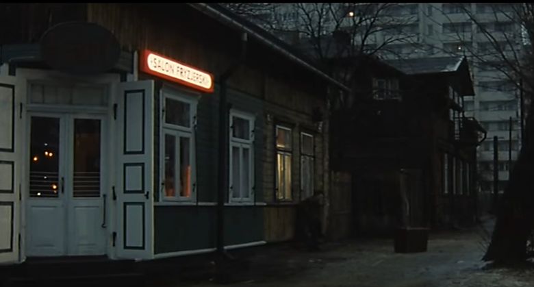 Kadr z filmu "Trzy kolory:Biały" Krzysztofa Kieślowskiego